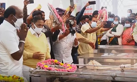 குன்னூர் பஸ் விபத்து - உயிரிழந்த 9 பேரின் உடல்களுக்கு அமைச்சர் அஞ்சலி..!