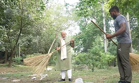 தூய்மைப் பணியில் ஈடுபட்ட பிரதமர் மோடி, உள்துறை மந்திரி அமித்ஷா..!