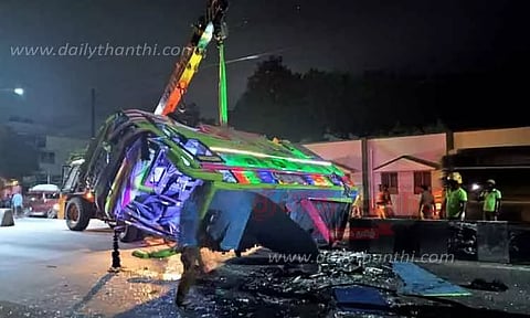 சாலையில் வேன் கவிழ்ந்து பெண் பலி