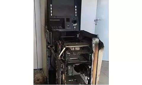 வசாயில் ஏ.டி.எம். எந்திரத்தை உடைத்து ரூ.10½ லட்சம் கொள்ளை; மர்மநபர்களுக்கு போலீஸ் வலைவீச்சு