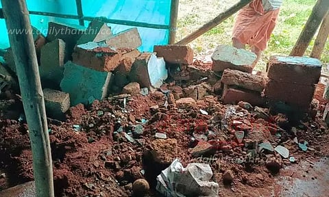 பலத்த மழையால் வீடு இடிந்தது