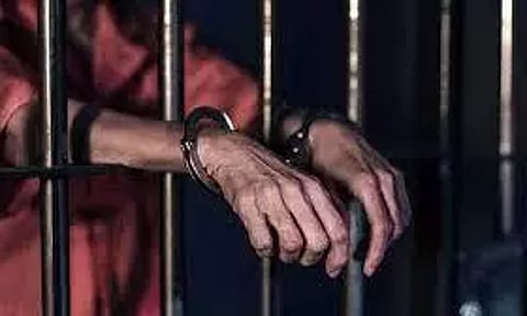 மனைவியை சுத்தியலால் அடித்து கொன்ற கணவர் கைது; தடுக்க முயன்ற மாமியார், மகள் படுகாயம்