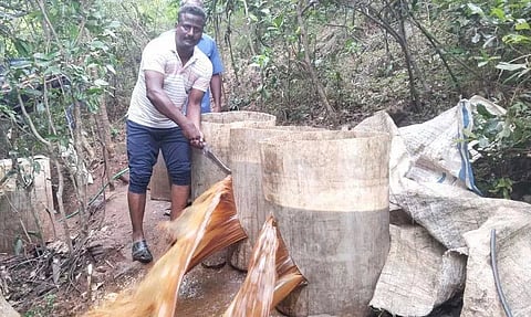 1600 லிட்டர் சாராய ஊறல் அழிப்பு