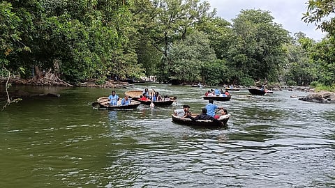 தொடர் விடுமுறையையொட்டிஒகேனக்கல்லில் குவிந்த சுற்றுலா பயணிகள்அருவியில் குளித்தும், பரிசலில் சென்றும் மகிழ்ந்தனர்