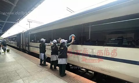 மைசூருவில் வந்தே பாரத் ரெயிலை 14 நிமிடத்தில் சுத்தம் செய்த ஊழியர்கள்