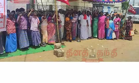 தூய்மை பணியாளர்கள் 30 பேர் திடீர் பணி நீக்கம்; காத்திருப்பு போராட்டம்