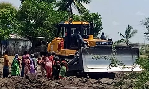 கையகப்படுத்தப்பட்ட நிலங்களில் வேலி அமைக்க வந்த என்.எல்.சி. அதிகாரிகளை தடுத்து நிறுத்திய கிராம மக்கள்