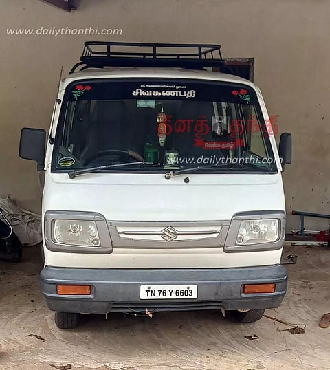 நம்பியூர் அருகே நிறுத்தி வைக்கப்பட்டிருந்த வேனுக்கு ரூ.1,500 அபராதம் விதித்து தென்காசியில் இருந்து வந்த குறுஞ்செய்தி; வாகன உரிமையாளர் அதிர்ச்சி