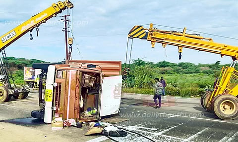 சரக்கு லாரி கவிழ்ந்தது; டிரைவர் காயம்