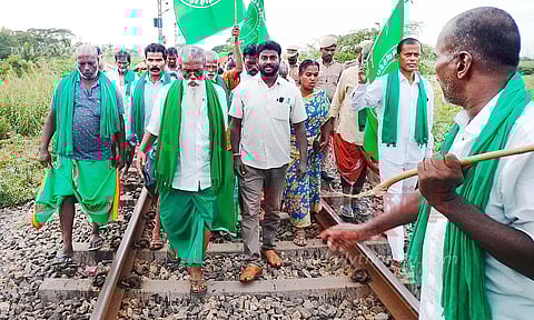 திருச்சி அருகே ரெயில் மறியல் முயற்சி; 29 விவசாயிகள் கைது