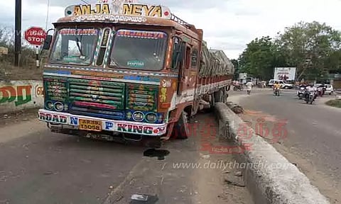 தடுப்புச்சுவரில் ஏறிய லாரி