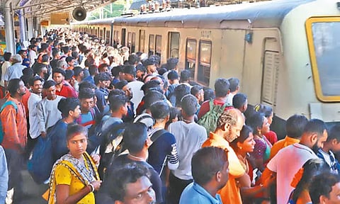 புறநகர் மின்சார ரெயில் சேவை பிற்பகல் 3.15 மணி வரை தற்காலிக நிறுத்தம்