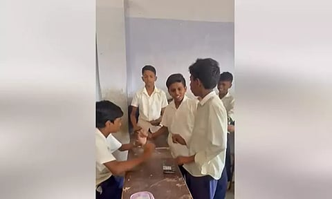 வகுப்பில் பெஞ்சில் தாளம் போட்ட மாணவர்கள்: வீடியோவை பகிர்ந்து பாராட்டிய கல்வித்துறை மந்திரி..!