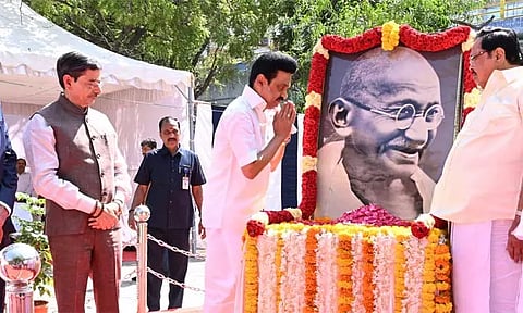 காந்தி ஜெயந்தி: மகாத்மா காந்தியின் உருவப் படத்திற்கு கவர்னர் ஆர்.என்.ரவி, முதல்-அமைச்சர் மு.க.ஸ்டாலின் மரியாதை