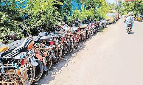 பல்வேறு வழக்குகளில் பறிமுதலான வாகனங்கள் பாழடையும் அவலம்; ஏலம் விட பொதுமக்கள் கோரிக்கை