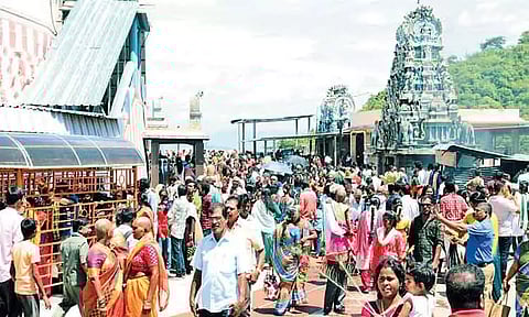 தொடர் விடுமுறையையொட்டி திருத்தணி முருகன் கோவிலில் அலைமோதிய பக்தர்கள் கூட்டம்