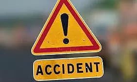 கிழக்கு எக்ஸ்பிரஸ் நெடுஞ்சாலையில் ஆட்டோ கவிழ்ந்து மாநகராட்சி அதிகாரி பலி; மற்றொரு விபத்தில் வாகனம் மோதி காவலாளி சாவு