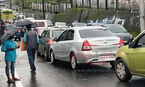 வால்பாறையில் கடும் போக்குவரத்து நெரிசல்