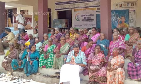 கிராம சபை கூட்டத்தை நடத்த விடாமல் பொதுமக்கள் போராட்டம்