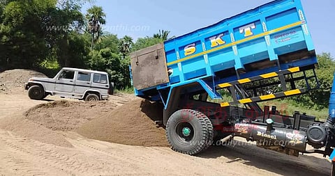 மணல் கடத்தலில் ஈடுபட்ட டிப்பர் லாரி பறிமுதல்