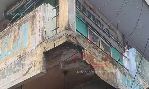 சிமெண்டு பூச்சு பெயர்ந்து விழுந்தது