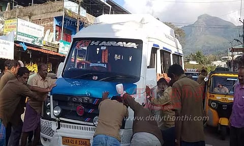 கட்டுப்பாட்டை இழந்து ஓடிய சுற்றுலா வேன்