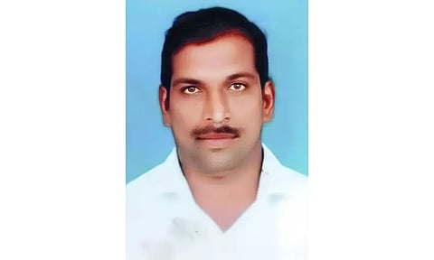 வயலில் மருந்து தெளித்ததால்மயங்கி விழுந்து விவசாயி சாவு