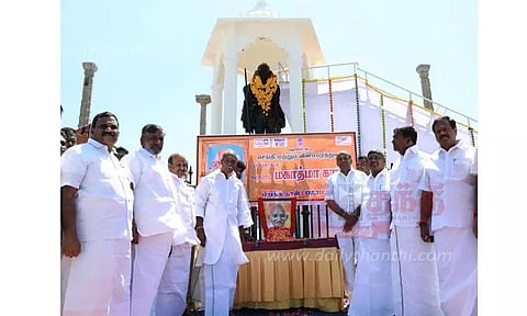 காந்தி, காமராஜர் சிலைகளுக்கு மாலை அணிவித்து மரியாதை