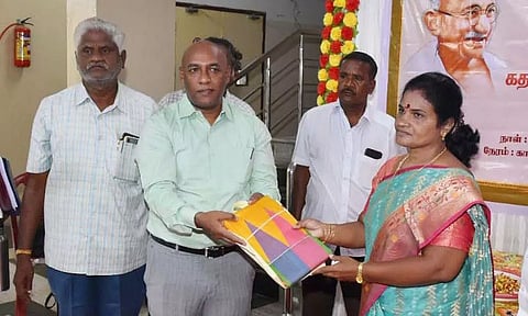 தீபாவளி பண்டிகையையொட்டி கதர் துணிகள் சிறப்பு விற்பனை; கலெக்டர் பழனி தொடங்கி வைத்தார்