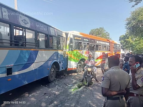அரசு-தனியார் பஸ்கள் நேருக்கு நேர் மோதல்