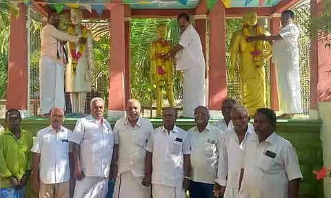 காந்தி-காமராஜர் சிலைகளுக்கு அரசியல் கட்சியினர் மாலை அணிவிப்பு