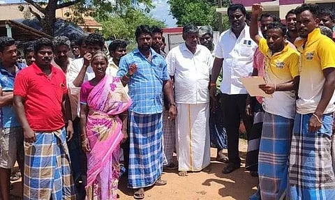 அடிப்படை வசதிகளை நிறைவேற்றி தராததால் கிராமசபை கூட்டத்தில் இருந்து வெளிநடப்பு செய்த மக்கள்:கிராமசபை கூட்டத்தில் இருந்து வெளிநடப்பு செய்த மக்கள்