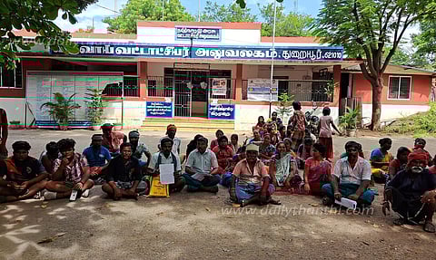 தாசில்தார் வாகனத்தை நரிக்குறவர் இன மக்கள் முற்றுகை