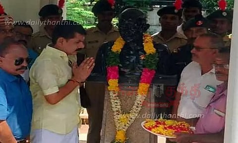 காந்தி சிலைக்கு அரசியல் கட்சியினர் மாலை அணிவித்து மரியாதை
