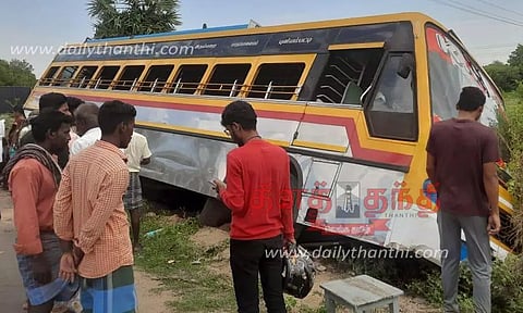 புஞ்சைபுளியம்பட்டி அருகே ரோட்டோர பள்ளத்தில் அரசு பஸ் இறங்கியது- 12 பேர் காயம்