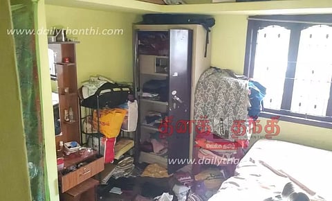 கோபியில் துணிகரம்; 2 வீடுகளின் பூட்டை உடைத்து 23 பவுன் நகை கொள்ளை- மர்மநபர்களுக்கு போலீஸ் வலைவீச்சு