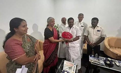 மத்திய மந்திரி நிர்மலா சீதாராமனுடன் அதிமுக எம்.எல்.ஏ.க்கள் சந்திப்பு