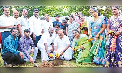 கருணாநிதி நூற்றாண்டு பிறந்தநாளையொட்டி கடற்கரை பகுதிகளில் ஒரு கோடி பனை விதைகள் விதைக்கும் திட்டம் - அமைச்சர் சி.வி.கணேசன் தொடங்கி வைத்தார்