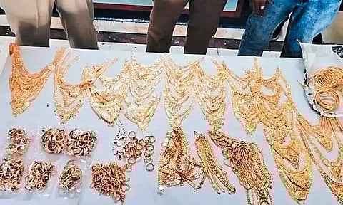 சோழன் எக்ஸ்பிரஸ் ரெயிலில் ரூ.1 கோடி மதிப்பிலான தங்க நகைகள் பறிமுதல்: ரெயில்வே போலீஸார் விசாரணை