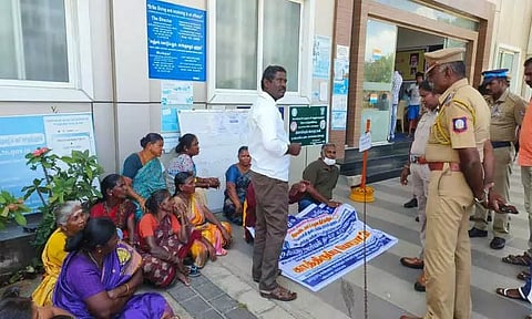 நகராட்சி அலுவலகத்தில் தூய்மை பணியாளர்கள் காத்திருப்பு போராட்டம்