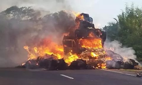 வைக்கோல் ஏற்றி சென்ற லாரியில் தீ