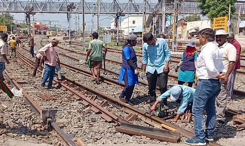விழுப்புரம் ரெயில் நிலையத்தில் தண்டவாள பராமரிப்பு பணி; அதிகாரிகள் ஆய்வு