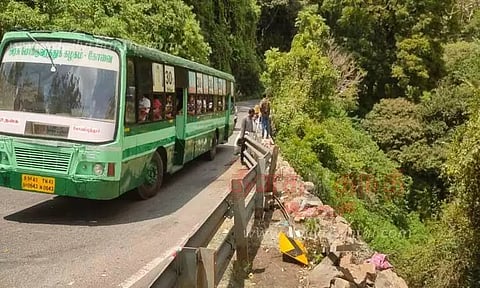 சாலை விரிவாக்கம் செய்ய வேண்டும்