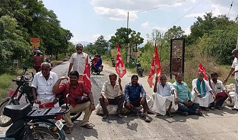 தேனி அருகேசாலை பணியை தடுத்து நிறுத்தி பொதுமக்கள் மறியல்