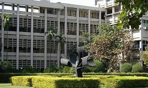 சைவம் சாப்பிட தனி மேஜை ஒதுக்கியதை எதிர்த்து போராட்டம்- ஐ.ஐ.டி. மாணவர்களுக்கு ரூ.10 ஆயிரம் அபராதம்