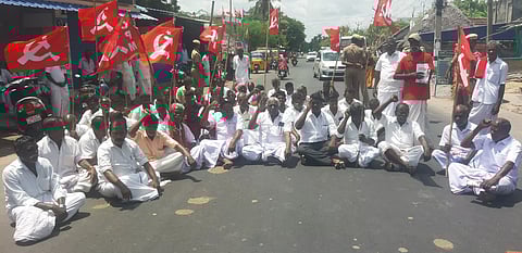 பயிர்க்காப்பீட்டு தொகை வழங்காததை கண்டித்து சாலை மறியல்