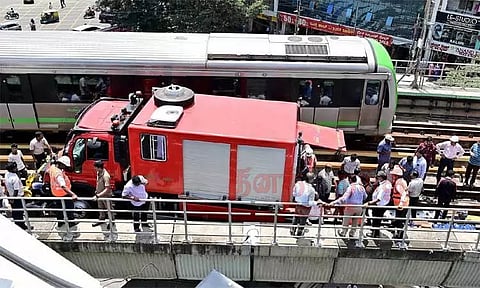 பழுது நீக்கும் டிராலி வாகனம் தண்டவாளத்தில் தடம் புரண்டது: பெங்களூருவில் 10 மணி நேரம் மெட்ரோ ரெயில் சேவை பாதிப்பு
