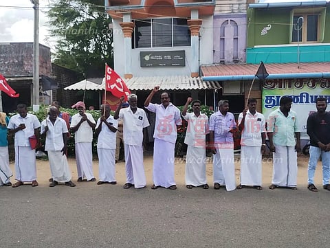இந்திய கம்யூனிஸ்டு கட்சியினர் கருப்புக்கொடி ஏந்தி போராட்டம்