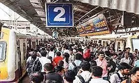 தொழில்நுட்ப கோளாறு காரணமாக மின்சார ரெயில் சேவை பாதிப்பு - பயணிகள் கடும் அவதி