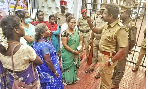 சுகாதார ஊழியர்கள் முற்றுகை போராட்டம்